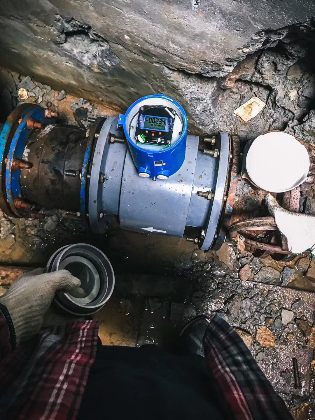 電池供電電磁流量計(jì)在自來(lái)水管道上安裝